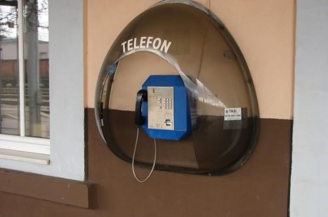 Retro-telefonska-govornica-telephone-box