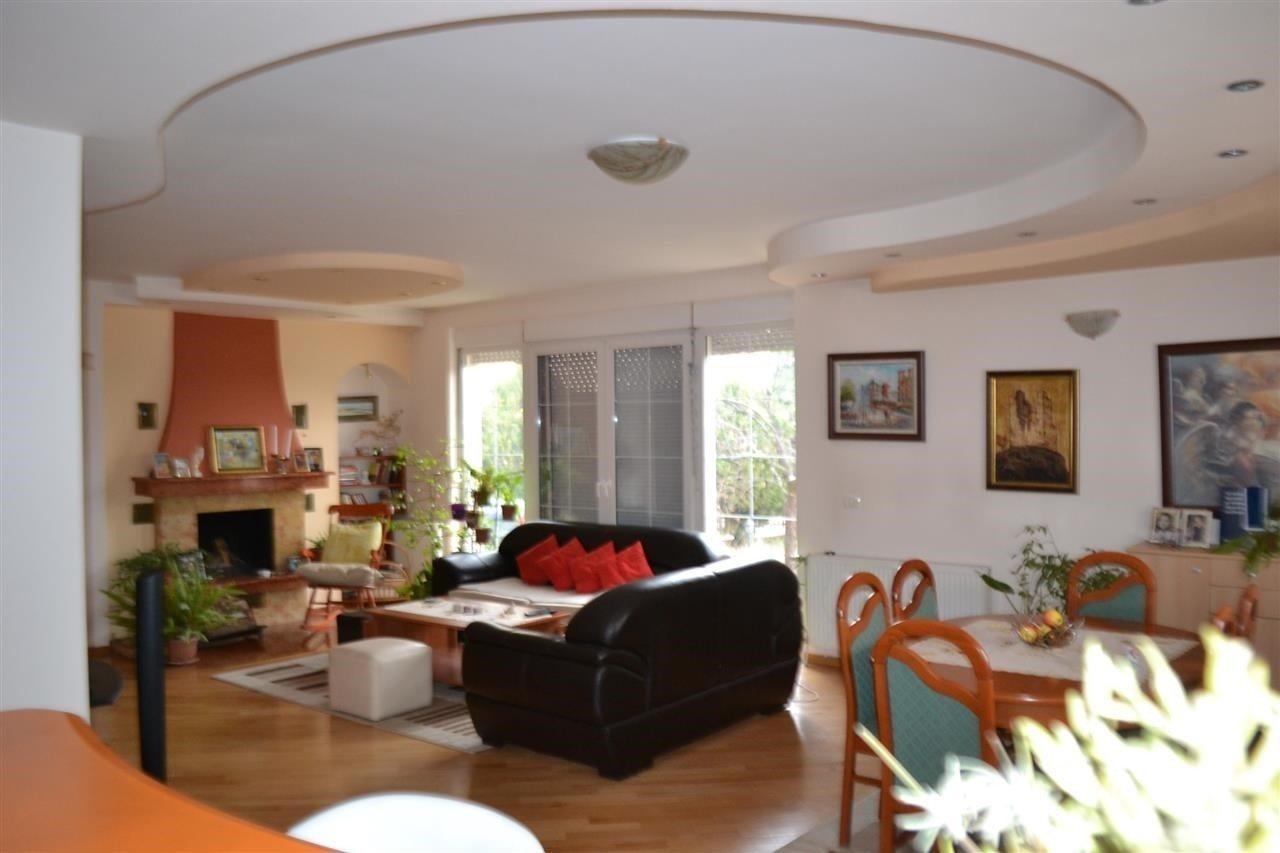 ODLICNA-EDINECNA-KUKA-VO-SKOPJE-SO-4-SPALNI-