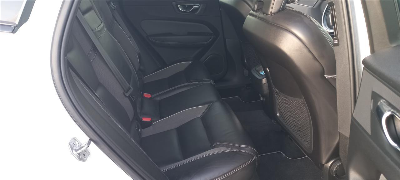 VOLVO-XC60-D4-190KS-2020g-AUTOMATIC-R-DESIGN