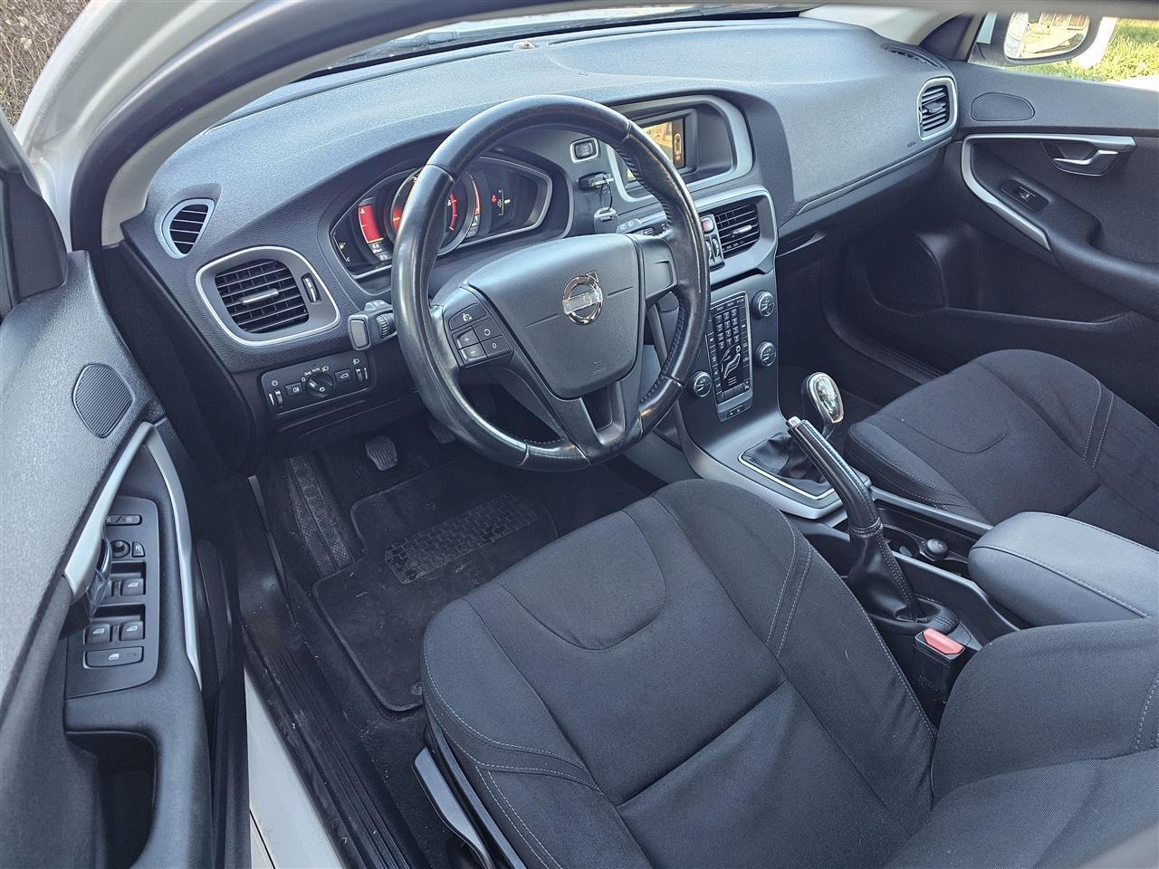VOLVO-V40-1-6D-115-KS-DIGITAL-LED-NAVI-KAMERA---13-MT-Auto