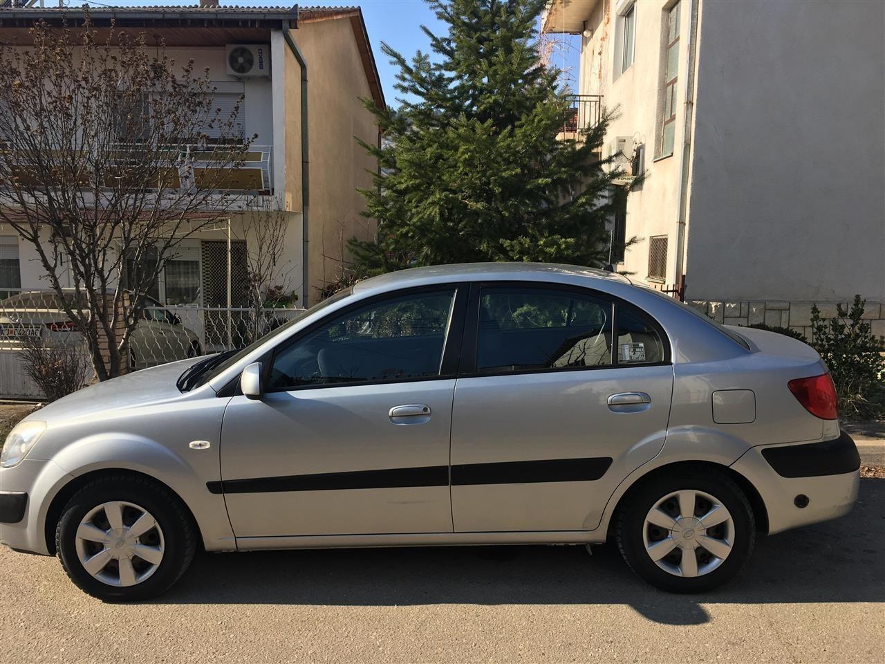 Kia-Rio-Sedan--Odlicna-sostojba-prv-gazda