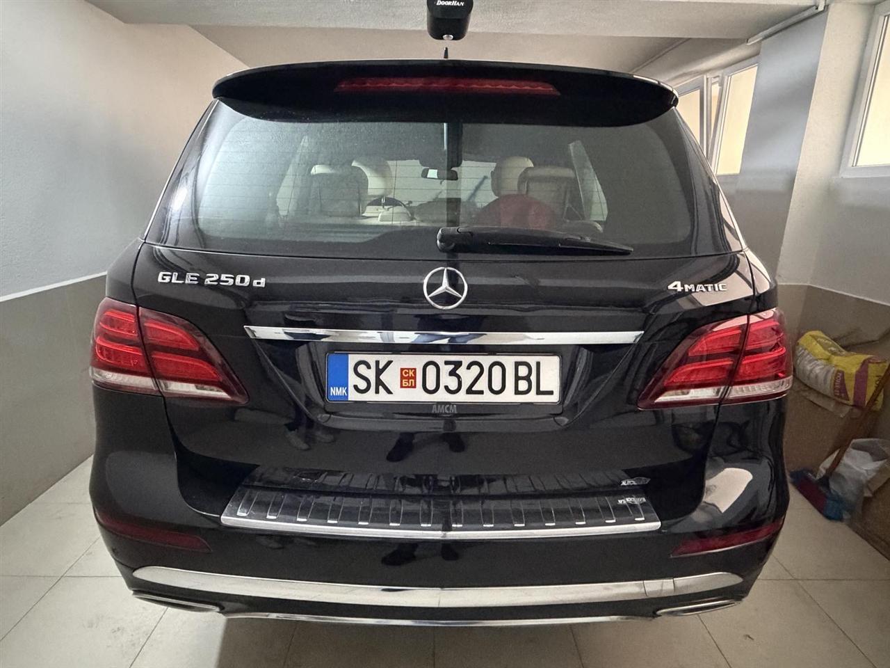 Mercedes-benz-GLE-250d--full-oprema--gumi-all-seasons