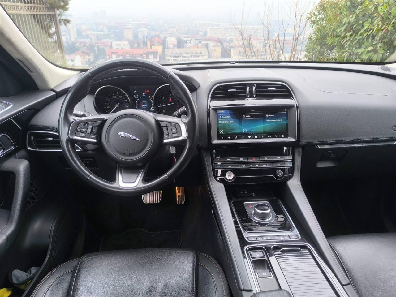 Jaguar-F-Pace-Prestige-2-0d--4X4---180hp---2019