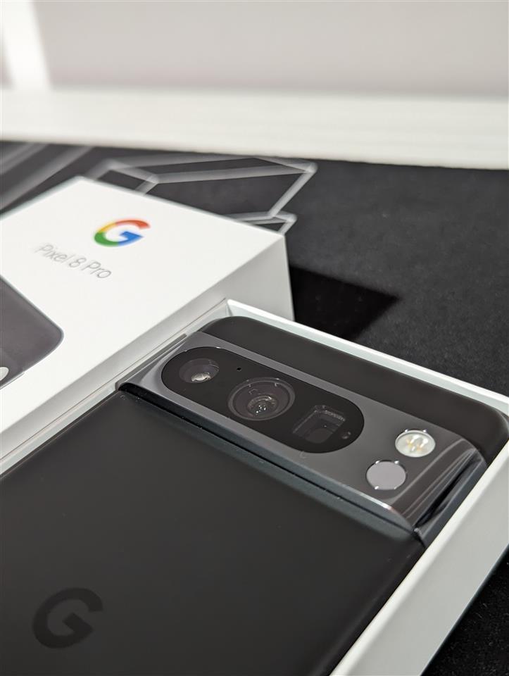 Google-Pixel-8-Pro-+-Bellroy-Leather-Case