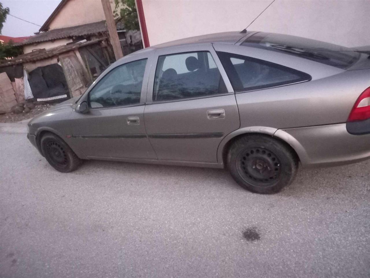 Se-prodavaat-opel-vectra-b-600e-i-svrdle-300e-