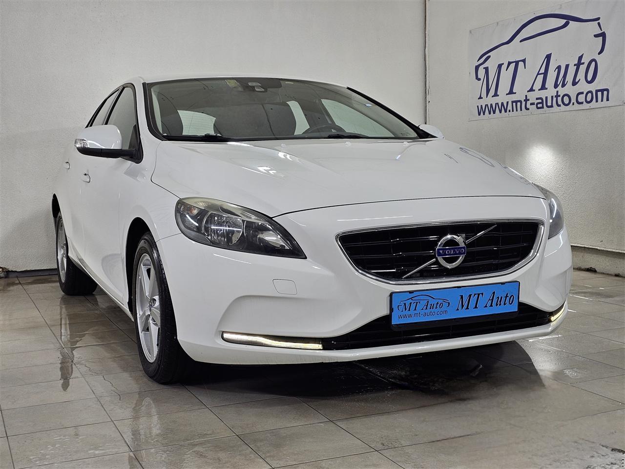 VOLVO-V40-1-6D-115-KS-DIGITAL-LED-NAVI-KAMERA---13-MT-Auto