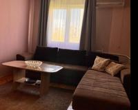 SE IZDAVA DVOSOBEN POZADI CAPITOL