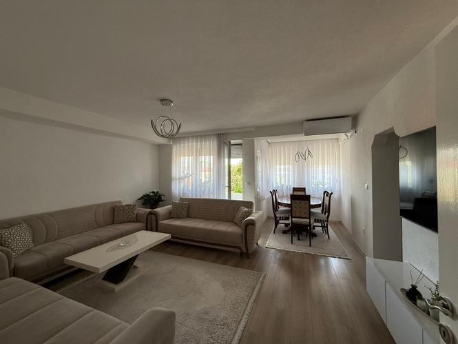 Banes e rinovuar 74m² në Qendër, te Posta