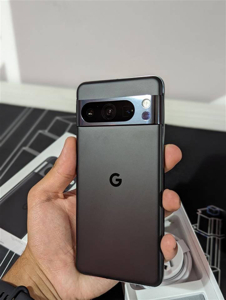 Google-Pixel-8-Pro-+-Bellroy-Leather-Case