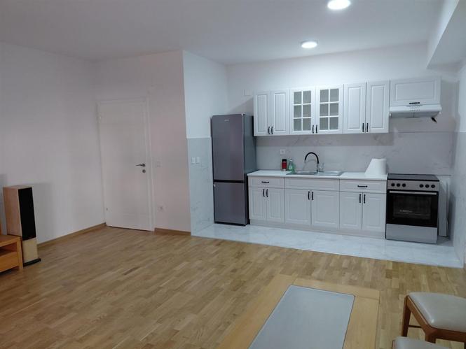 Se izdava prazen stan pozadi Unverzalna sala 73m2