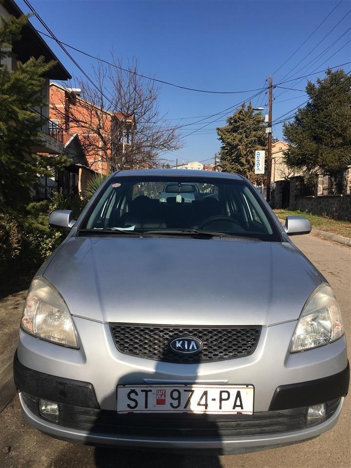 Kia-Rio-Sedan--Odlicna-sostojba-prv-gazda