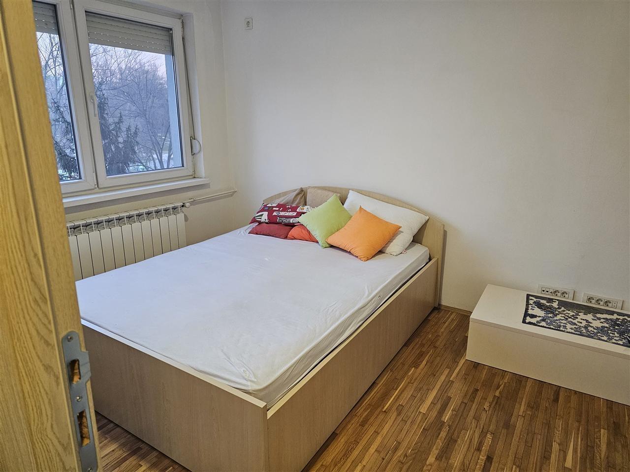 SE-IZNAJMUVA-TROSOBEN-STAN-VO-CENTAR--SPROTI-ZOO