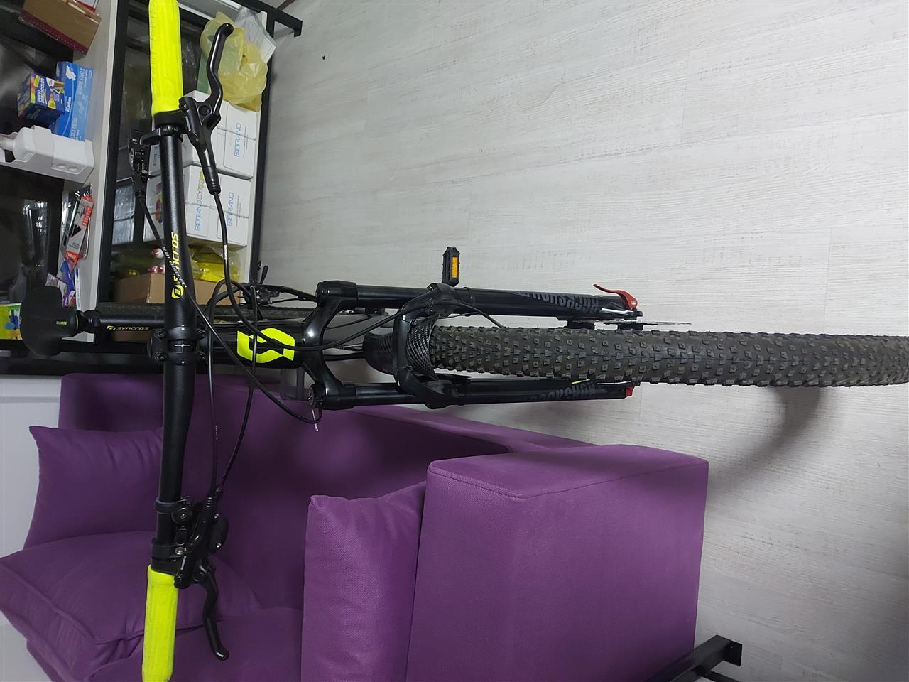 Scott scale online black yellow