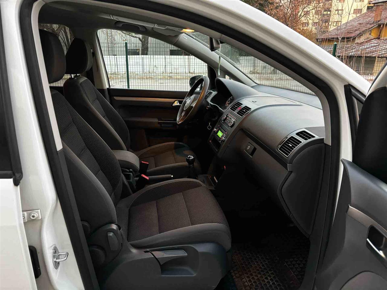 VW-Touran-1-4-TSI--150ks--7-sedišta-Benzin-Metan