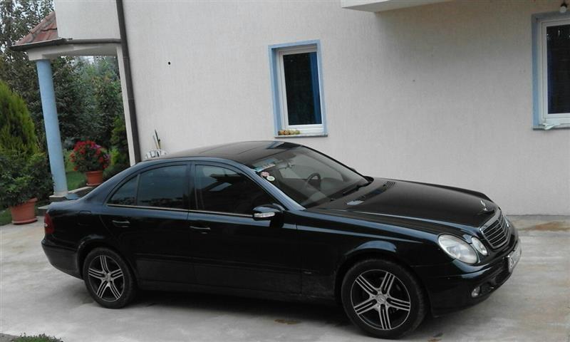 Mercedes-E220--02