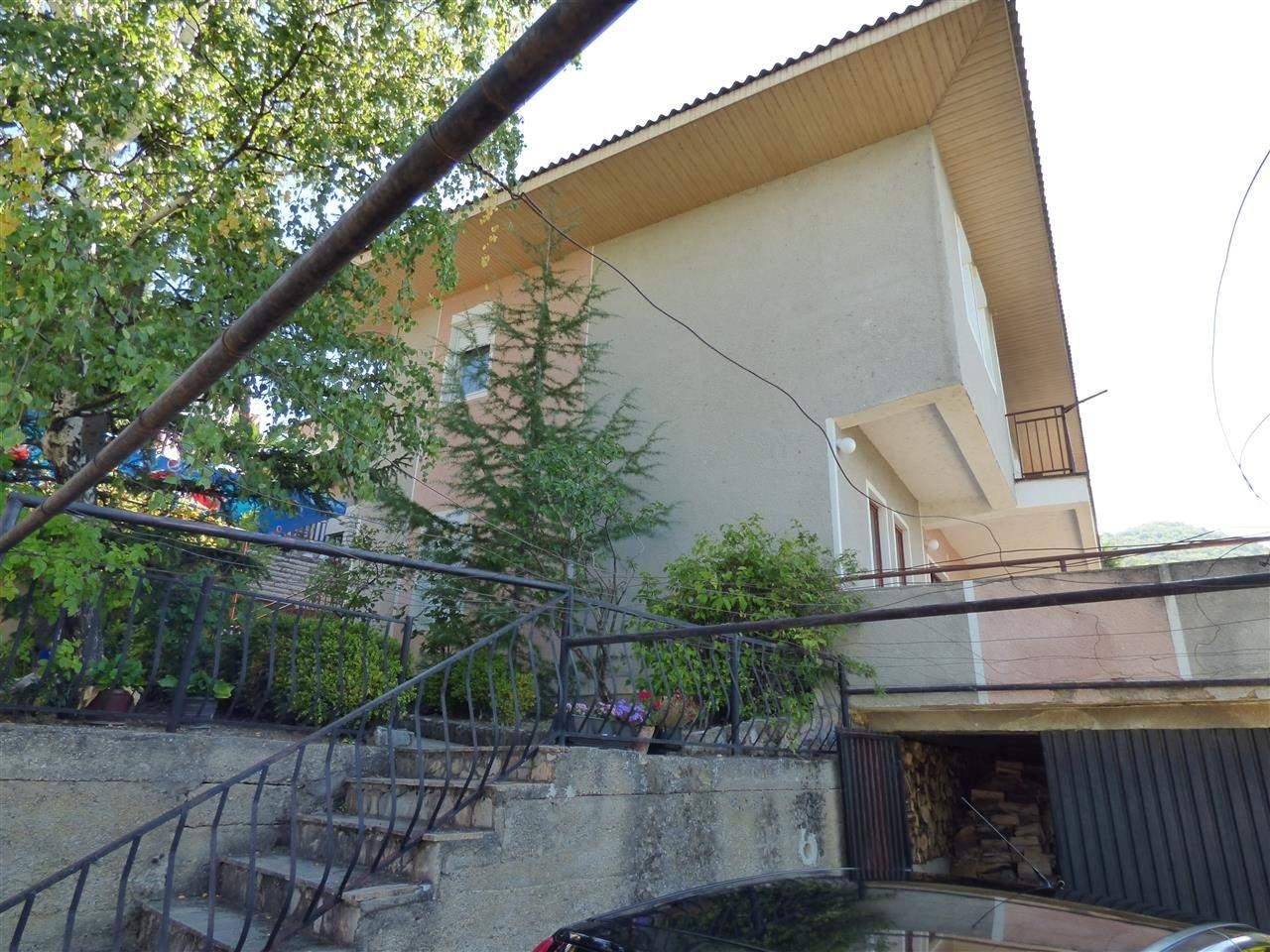 Kuka-so-pogled-kon-Ohridskoto-ezero-