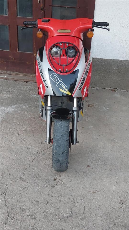 Se-prodava-skuter-50cc-vo-dokumenti-80cc-vo-masina-ima-dok